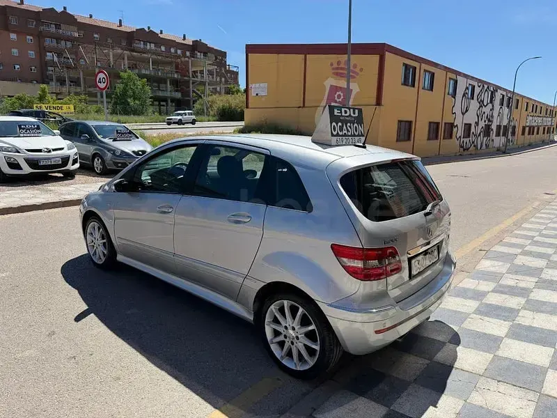 Usado Mercedes B200 140 CV (102 kW) 2008 Gris / plata Monovolumen