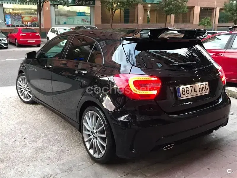 Usado Mercedes A180 AMG line 109 CV (80 kW) 2014 Negro Utilitario