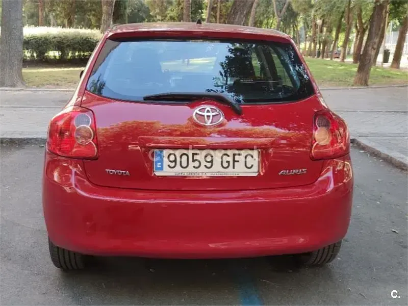 Usado Toyota Auris 90 CV (66 kW) 2008 Rojo Utilitario