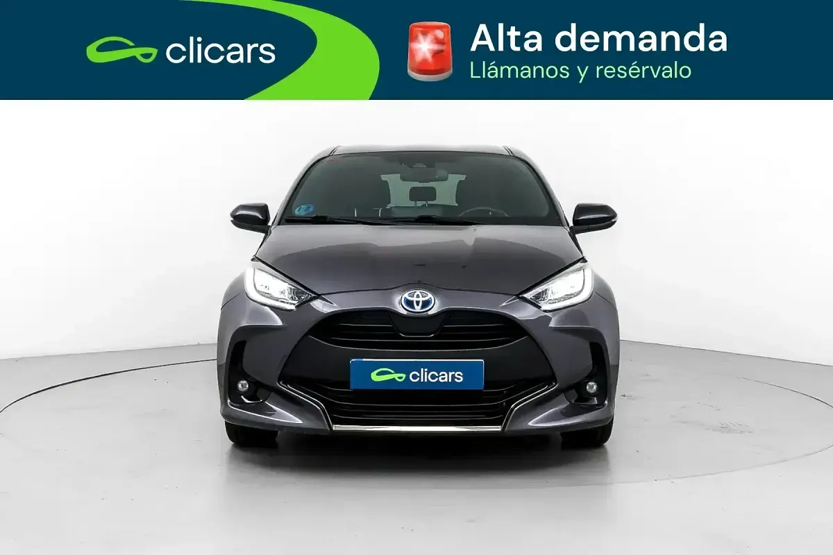 Usado Toyota Yaris Plus 75 CV (55 kW) 2021 Gris Utilitario