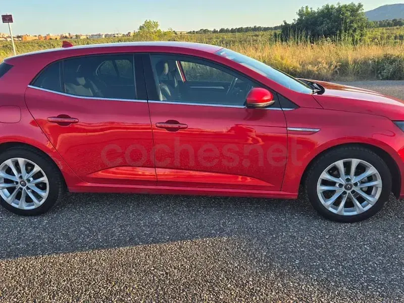 Usado Renault Mégane IV Zen 140 CV (102 kW) 2019 Rojo Berlina