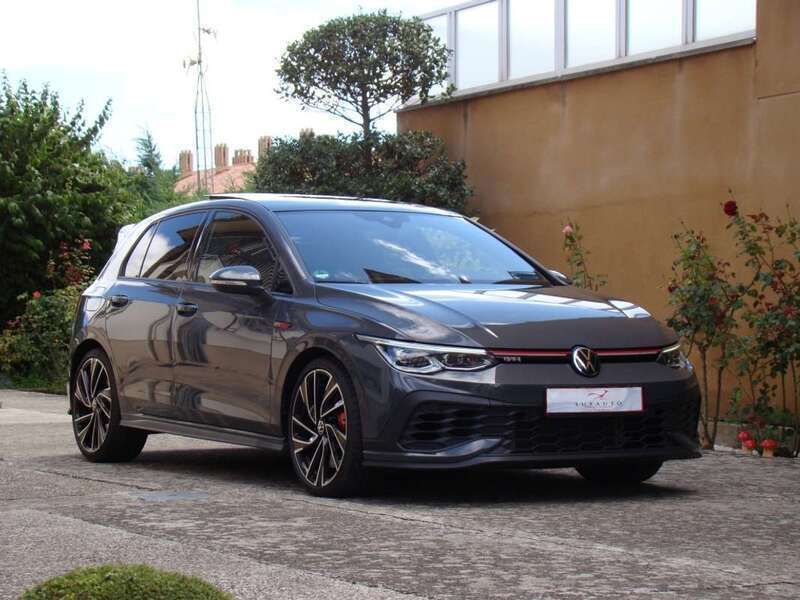 Usado VW Golf VIII GTI 300 CV (220 kW) 2022 Gris Utilitario