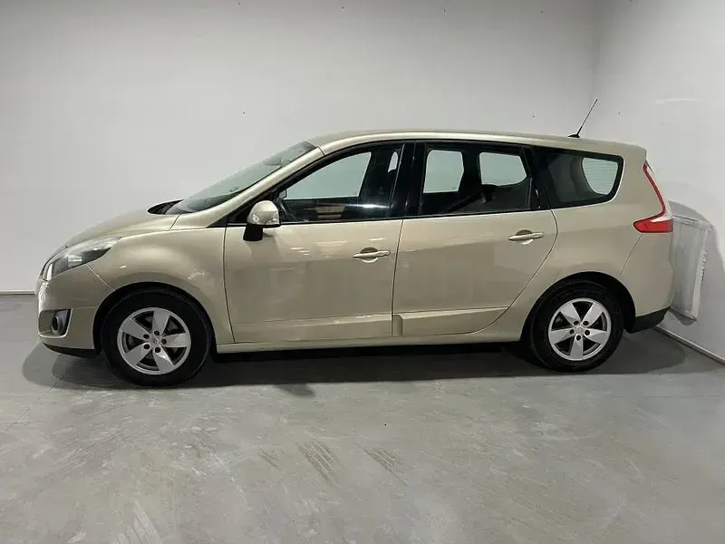 Usado Renault Grand Scénic Expression 105 CV (77 kW) 2010 Beige Monovolumen