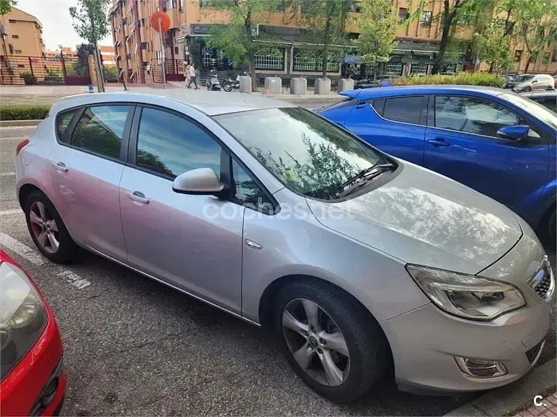 Usado Opel Astra Enjoy 110 CV (80 kW) 2012 Gris / plata Berlina