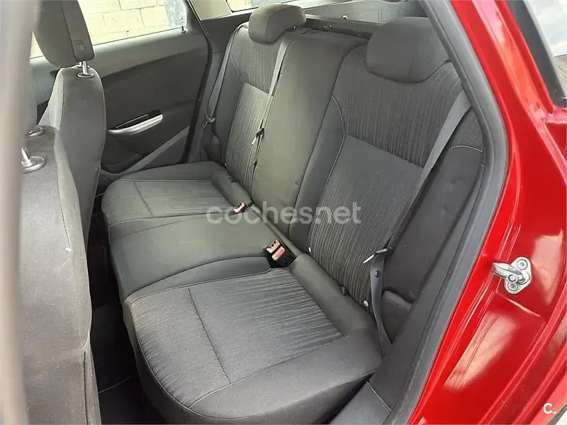 Usado Opel Astra Selective 95 CV (69 kW) 2012 Rojo Familiar