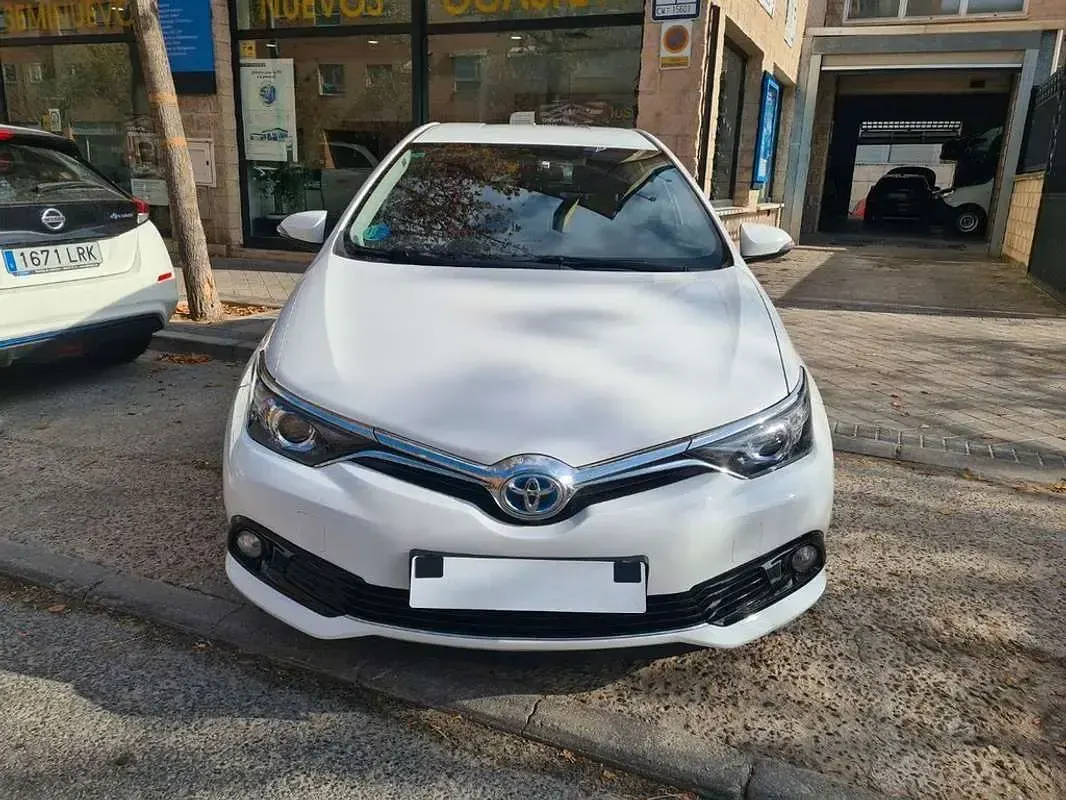 Usado Toyota Auris Hybrid Active 136 CV (100 kW) 2017 Blanco Berlina