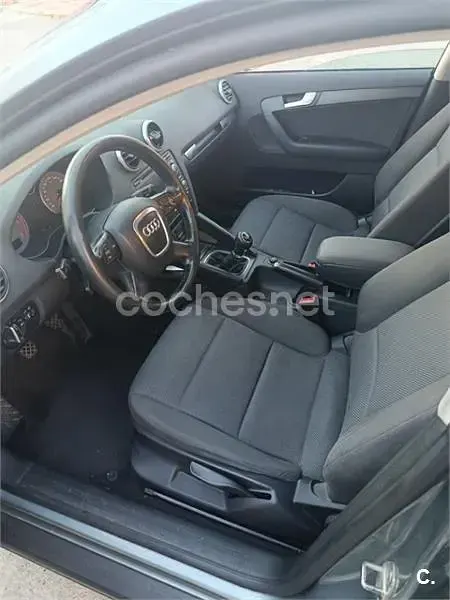 Usado Audi A3 Sportback Attraction 105 CV (77 kW) 2011 Gris / plata Utilitario