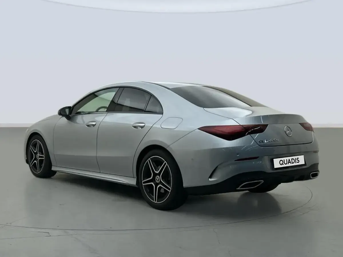 Usado Mercedes CLA220 190 CV (139 kW) 2025 Gris plata Berlina