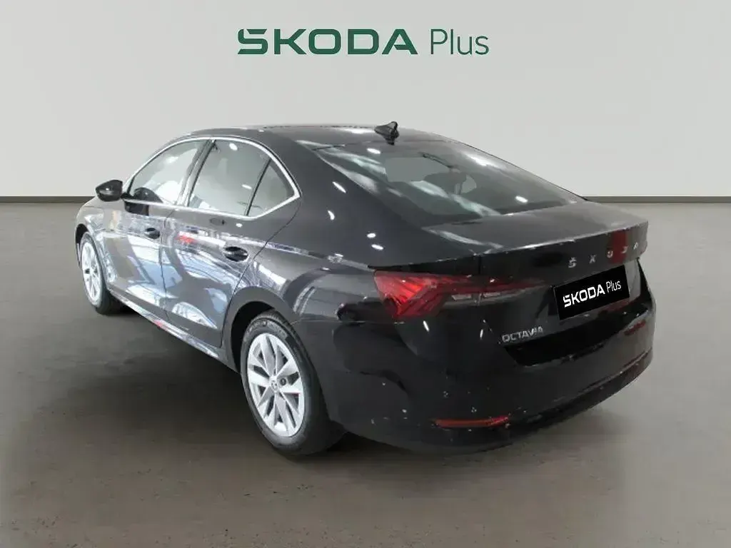 Usado Skoda Octavia Selection 110 CV (80 kW) 2024 Negro Berlina