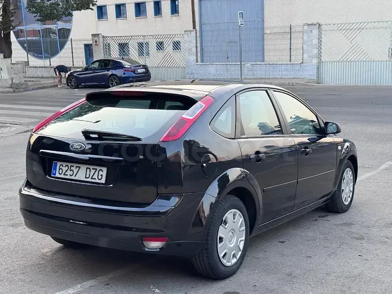 Usado Ford Focus Trend 100 CV (73 kW) 2006 Negro Berlina