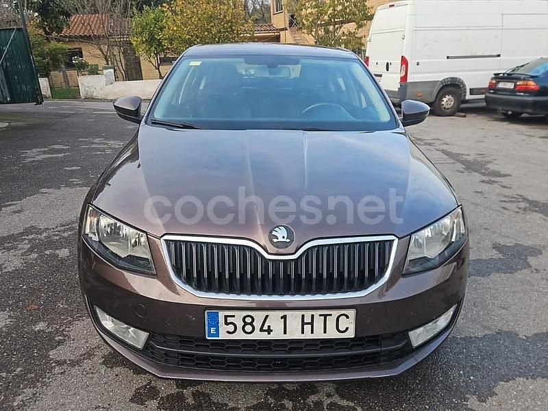 Beige Usado 2013 Skoda Octavia Ambition Berlina | 7399 € (Precio justo) - Imagen 1/4