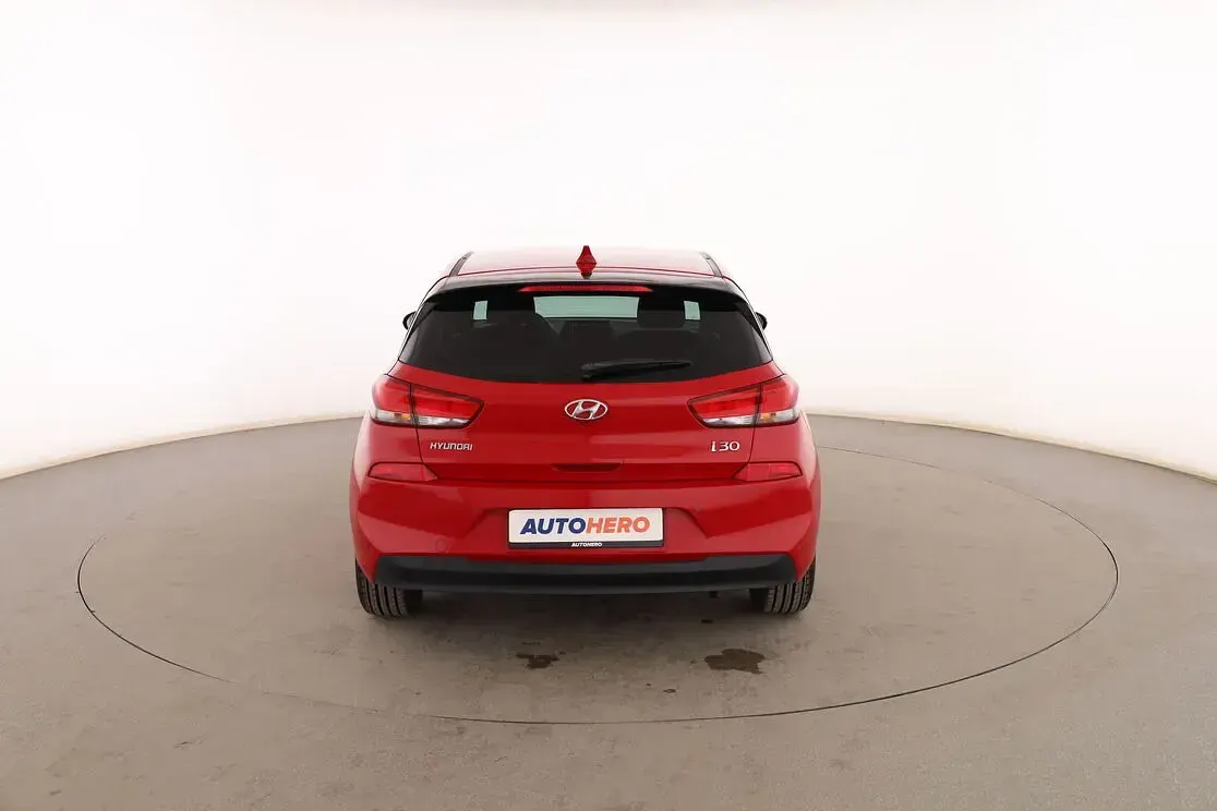 Usado Hyundai i30 120 CV (88 kW) 2019 Rojo Berlina