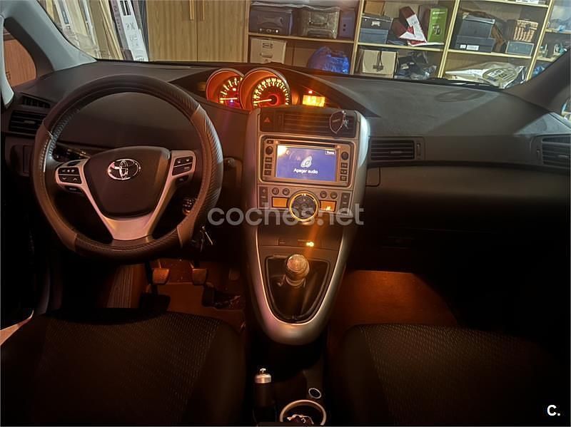 Usado Toyota Verso Advance 126 CV (92 kW) 2012 Gris / plata Monovolumen