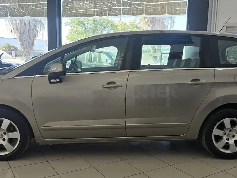 Usado Peugeot 5008 Access 115 CV (84 kW) 2014 Beige Monovolumen