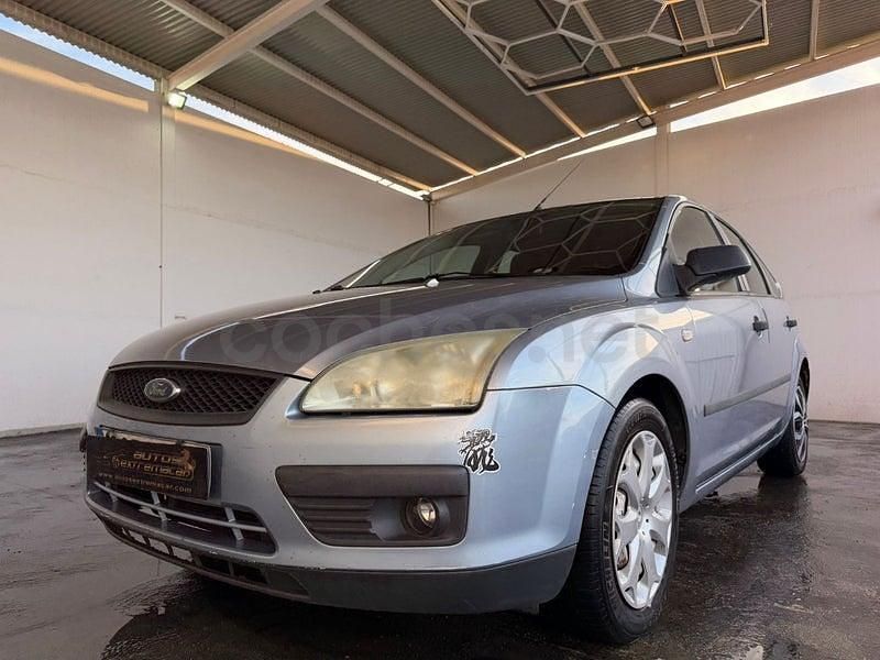 Usado Ford Focus Trend 100 CV (73 kW) 2005 Gris / plata Berlina