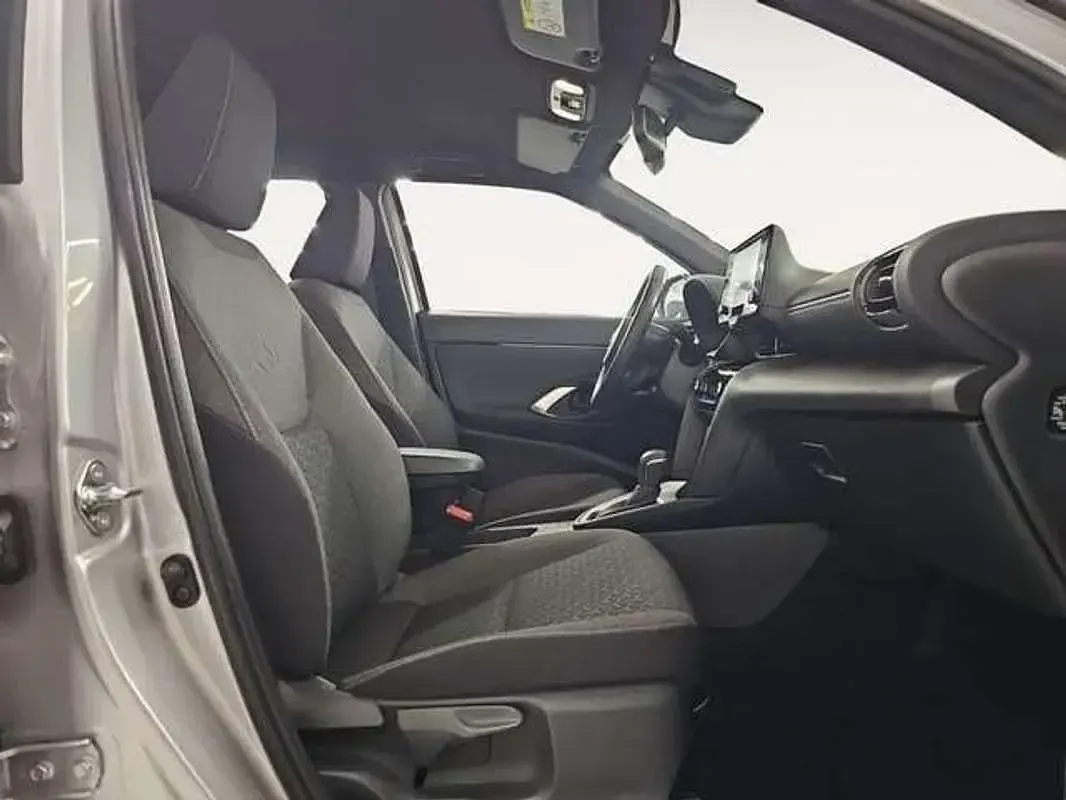 Usado Toyota Yaris Cross Active 132 CV (97 kW) 2025 Gris SUV
