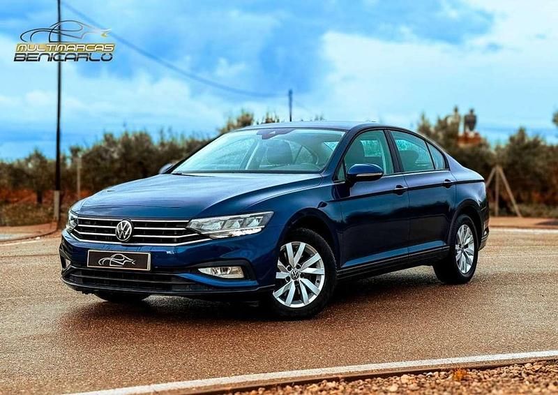 Azul Usado 2022 VW Passat Berlina | 17.500 € (Precio justo) - Imagen 1/4
