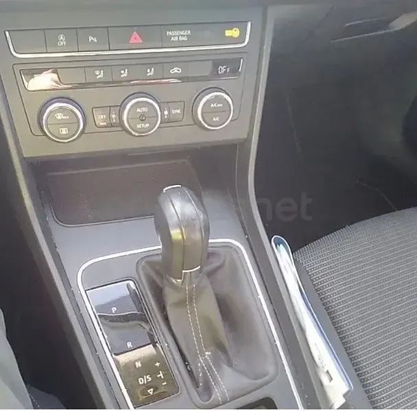 Usado Seat Leon Style 110 CV (80 kW) 2019 Gris / plata Berlina