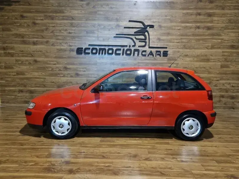 Usado Seat Ibiza 75 CV (55 kW) 2000 Rojo Utilitario
