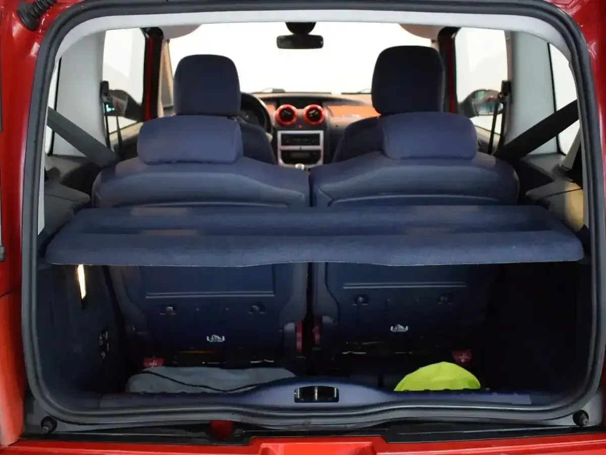 Usado Peugeot 1007 70 CV (51 kW) 2007 Rojo Monovolumen