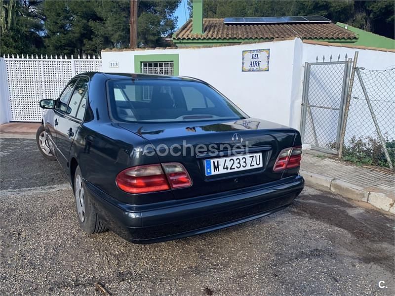 Usado Mercedes E220 Classic 125 CV (91 kW) 2000 Negro Berlina