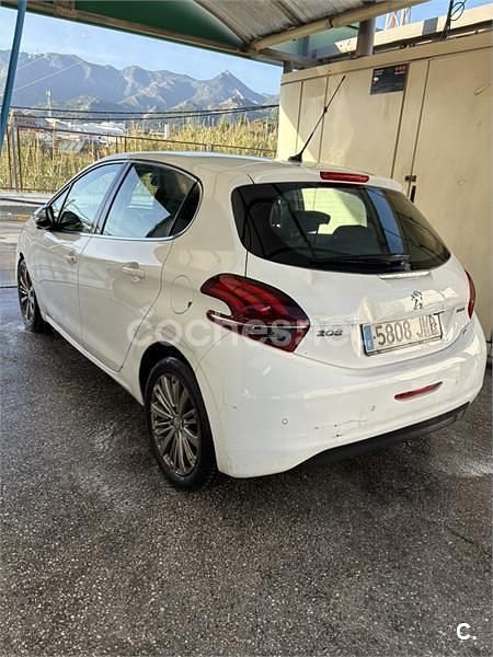 Blanco Usado 2016 Peugeot 208 Allure Utilitario | 6500 € (Buen precio) - Imagen 1/4