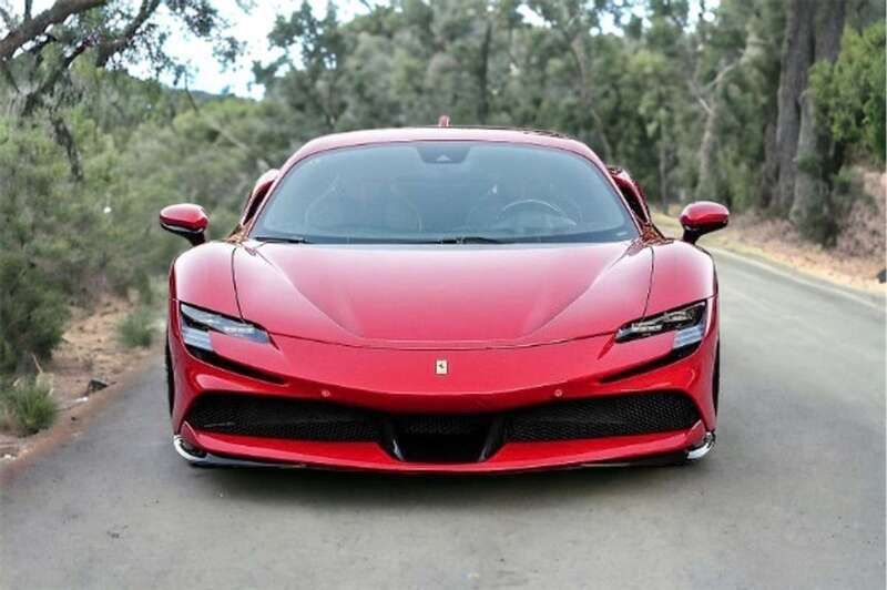 Rojo Nuevo 2024 Ferrari SF90 Coupe | 525.000 € - Imagen 1/4