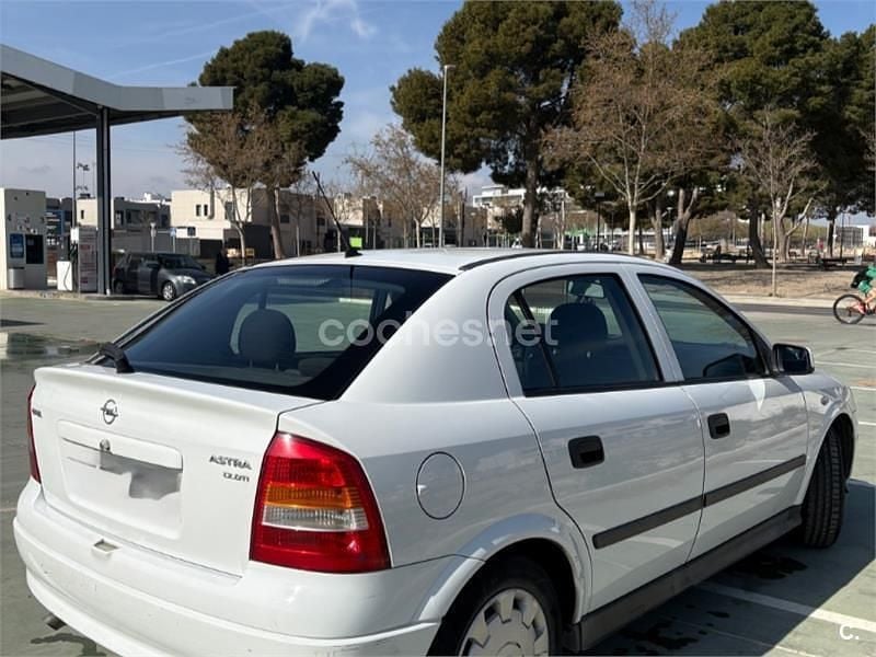 Usado Opel Astra Club 75 CV (55 kW) 2001 Blanco Berlina