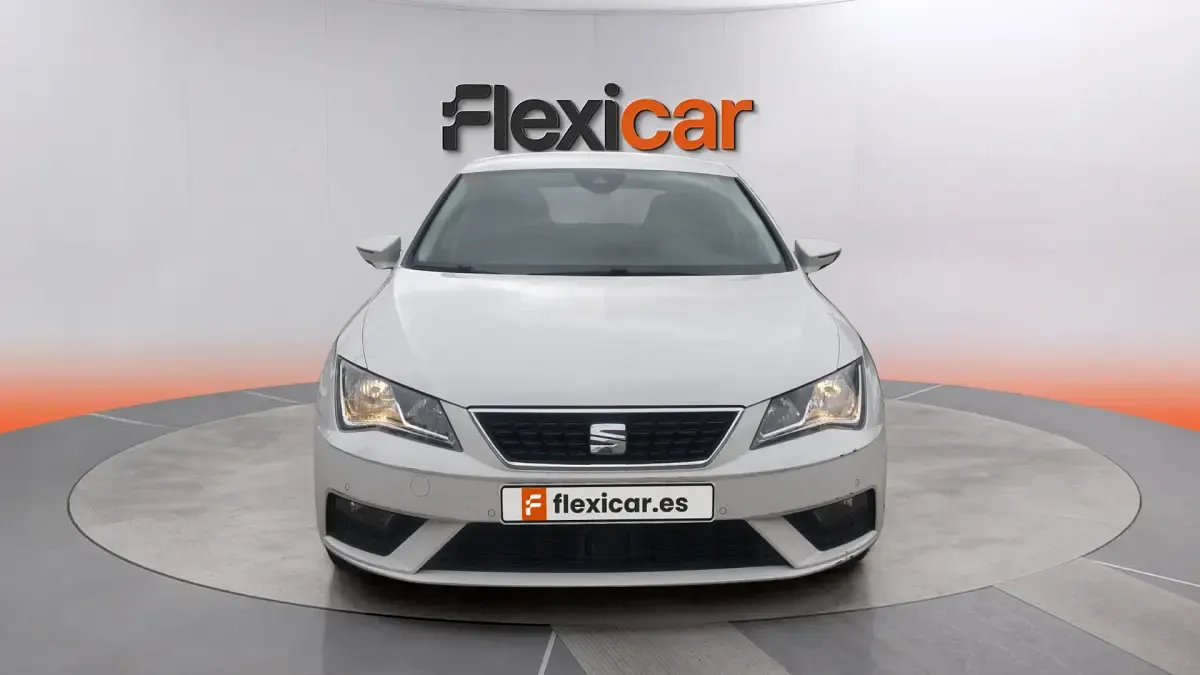 Usado Seat Leon Style 130 CV (95 kW) 2019 Blanco Berlina