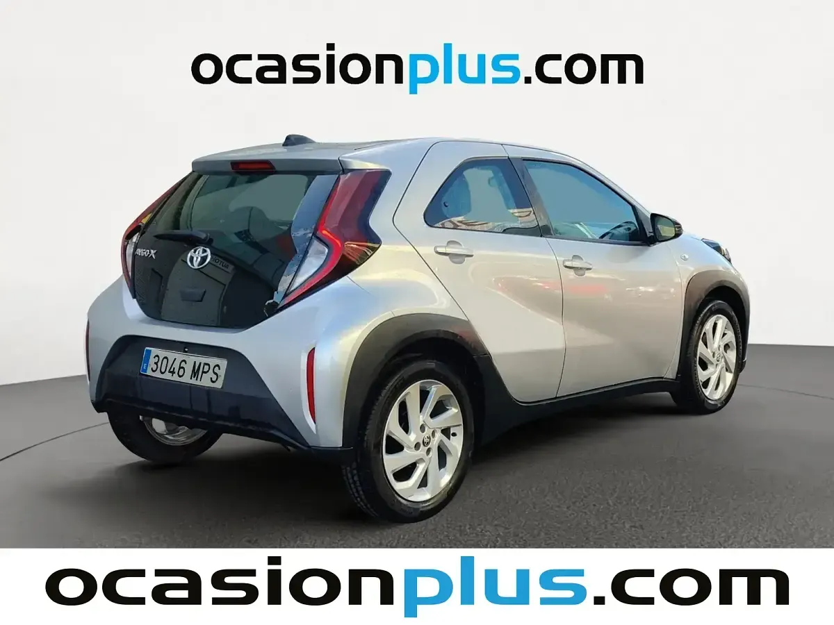 Begagnad Toyota Aygo X Play 72 HK (52 kW) 2024 Grå SUV