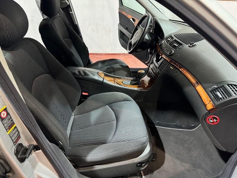 Usado Mercedes E320 Elegance 204 CV (150 kW) 2003 Gris / plata Berlina