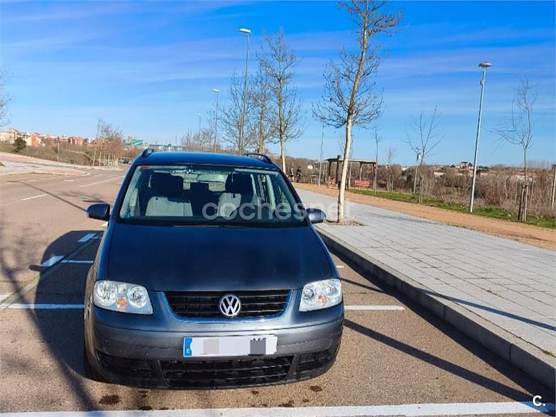 Usado VW Touran Trendline 100 CV (73 kW) 2003 Gris / plata Monovolumen
