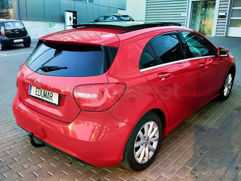 Usado Mercedes A200 Urban 136 CV (100 kW) 2014 Rojo Utilitario