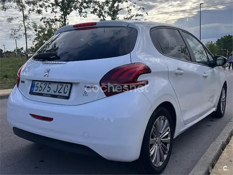 Usado Peugeot 208 Style 82 CV (60 kW) 2017 Blanco Utilitario