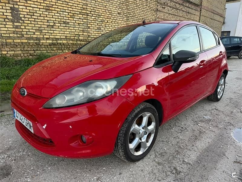 Usado Ford Fiesta Titanium 70 CV (51 kW) 2010 Rojo Utilitario