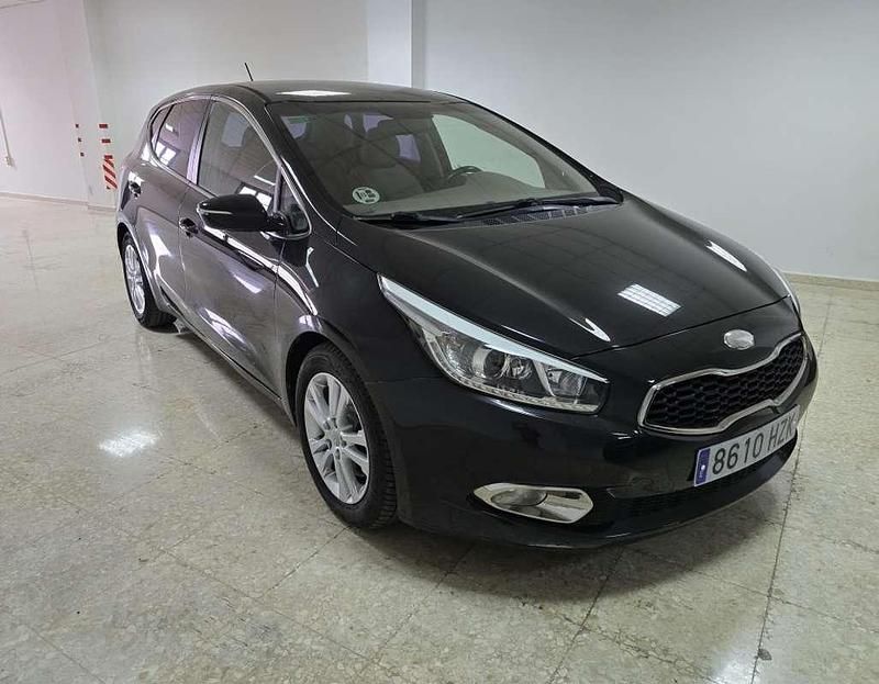 Usado Kia Ceed 90 CV (66 kW) 2014 Negro Utilitario