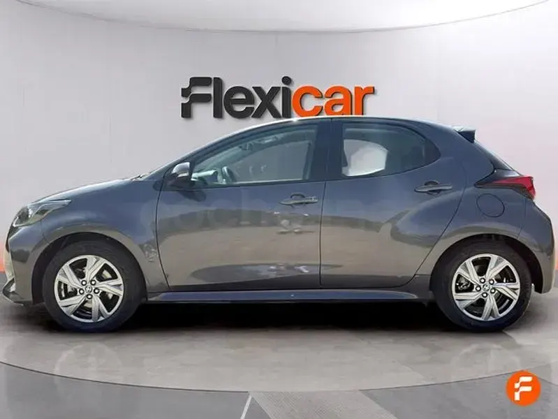 Usado Toyota Yaris Hybrid Active 116 CV (85 kW) 2025 Gris / plata Berlina