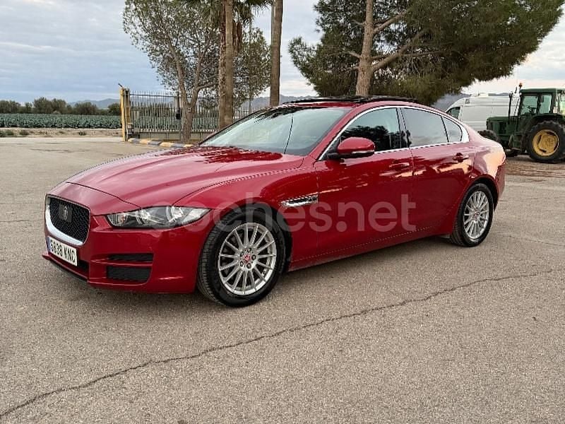 Usado Jaguar XE R-Sport 180 CV (132 kW) 2015 Granate Berlina