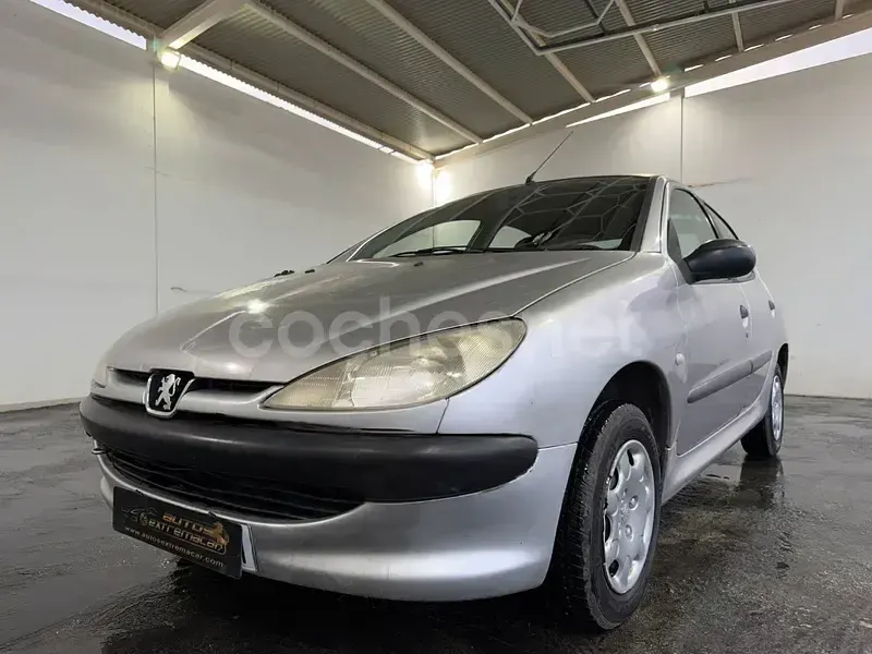 Usado Peugeot 206 75 CV (55 kW) 2001 Gris / plata Berlina