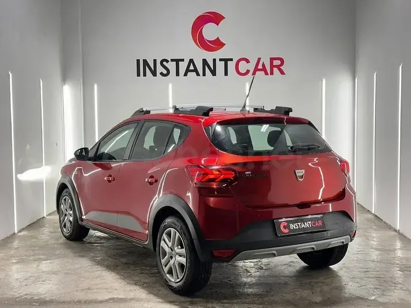 Usado Dacia Sandero Comfort 91 CV (66 kW) 2022 Granate Berlina