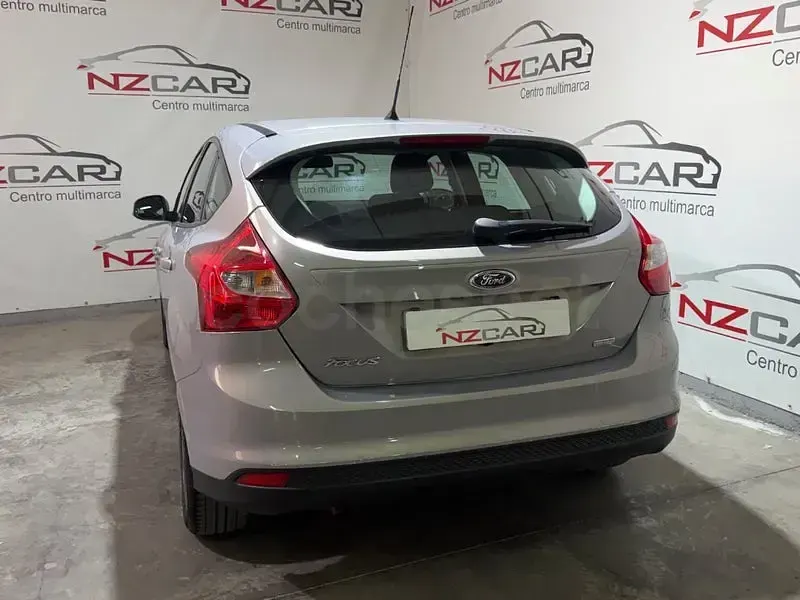 Usado Ford Focus Trend 100 CV (73 kW) 2013 Gris / plata Berlina
