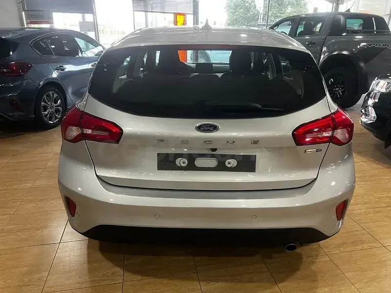 Usado Ford Focus Trend 125 CV (91 kW) 2021 Gris / plata Berlina
