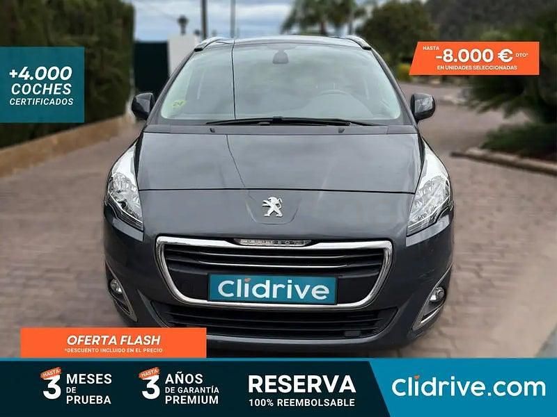 Usado Peugeot 5008 Style 115 CV (84 kW) 2014 Gris / plata Monovolumen