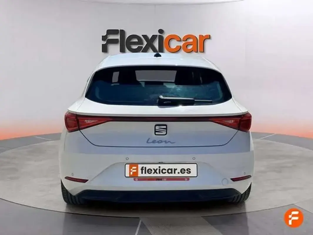 Usado Seat Leon Style 116 CV (85 kW) 2021 Blanco Utilitario