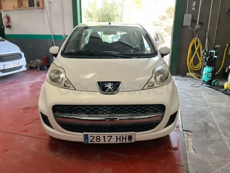 Usado Peugeot 107 68 CV (50 kW) 2012 Blanco Utilitario