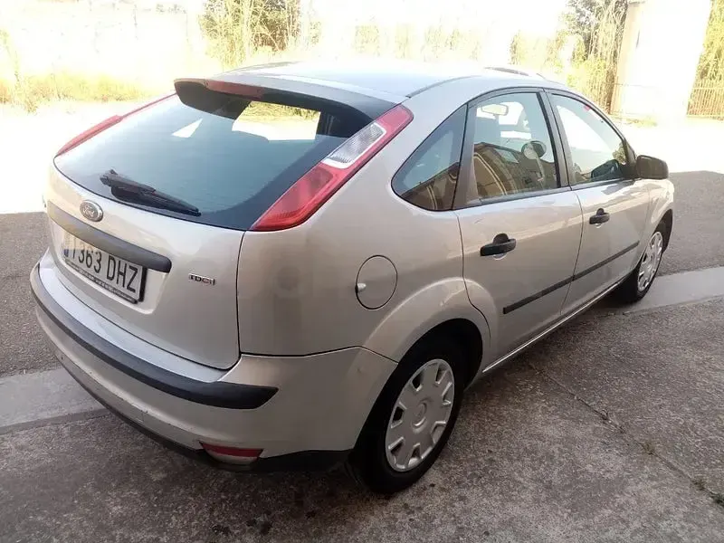 Usado Ford Focus Trend 109 CV (80 kW) 2006 Gris / plata Berlina