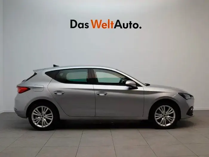 Usado Seat Leon Style 130 CV (95 kW) 2023 Gris plata