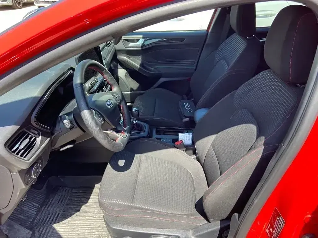 Usado Ford Focus ST-Line X 125 CV (91 kW) 2024 Rojo Familiar