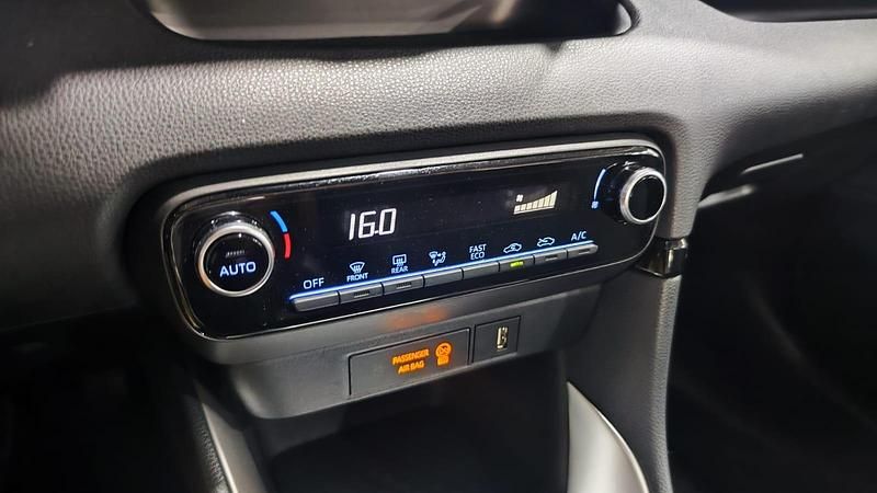 Usado Toyota Yaris Hybrid Active 116 CV (85 kW) 2021 Negro Utilitario