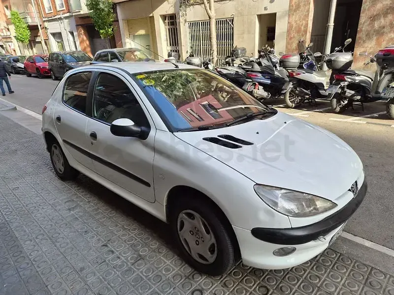 Usado Peugeot 206 110 CV (80 kW) 2001 Blanco Berlina